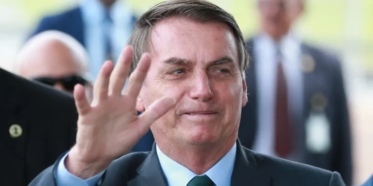 Bolsonaro tem até 24 horas para explicar suposto acesso a vídeo durante prisão domiciliar