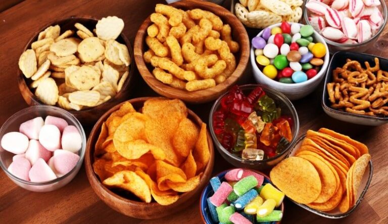 Pesquisa aponta que dificuldades econômicas levam famílias brasileiras a consumir alimentos ultraprocessados