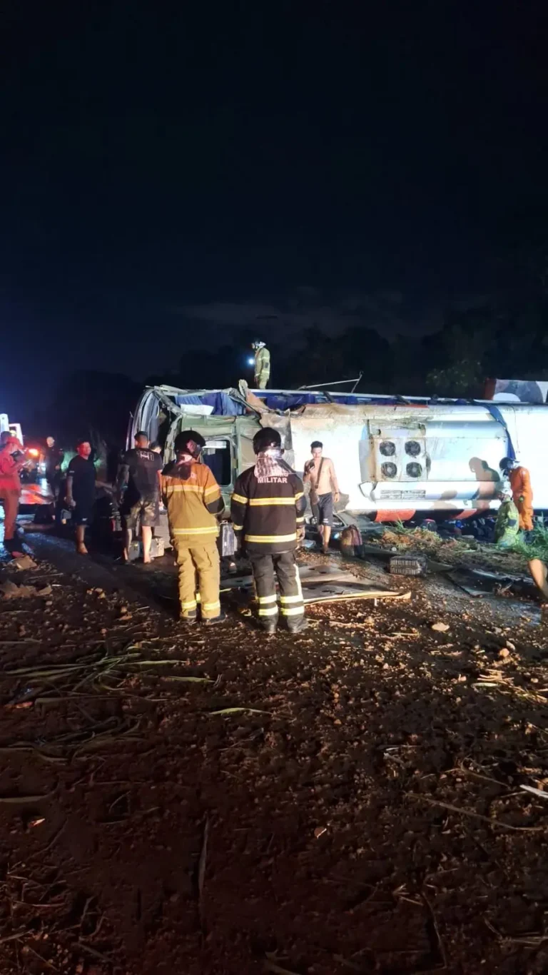 Ônibus da banda do cantor Núzio Medeiros tomba na BR-316 em Teresina e deixa feridos