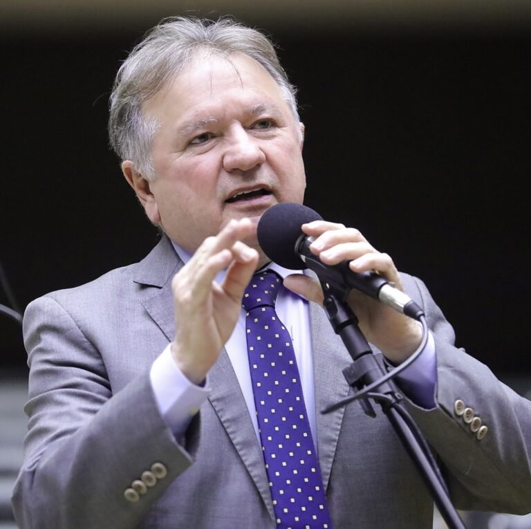 Deputado Merlong Solano defende fim da escala 6×1