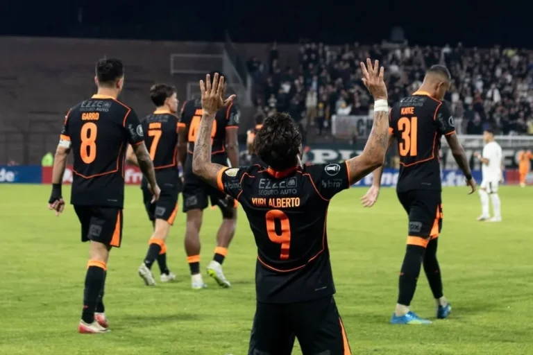 Corinthians derrota Platense na Libertadores na estreia de Diniz