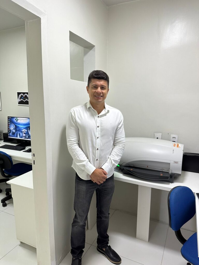 Vereador Juniel Pinheiro participa de entrega de equipamentos de saúde em Altos