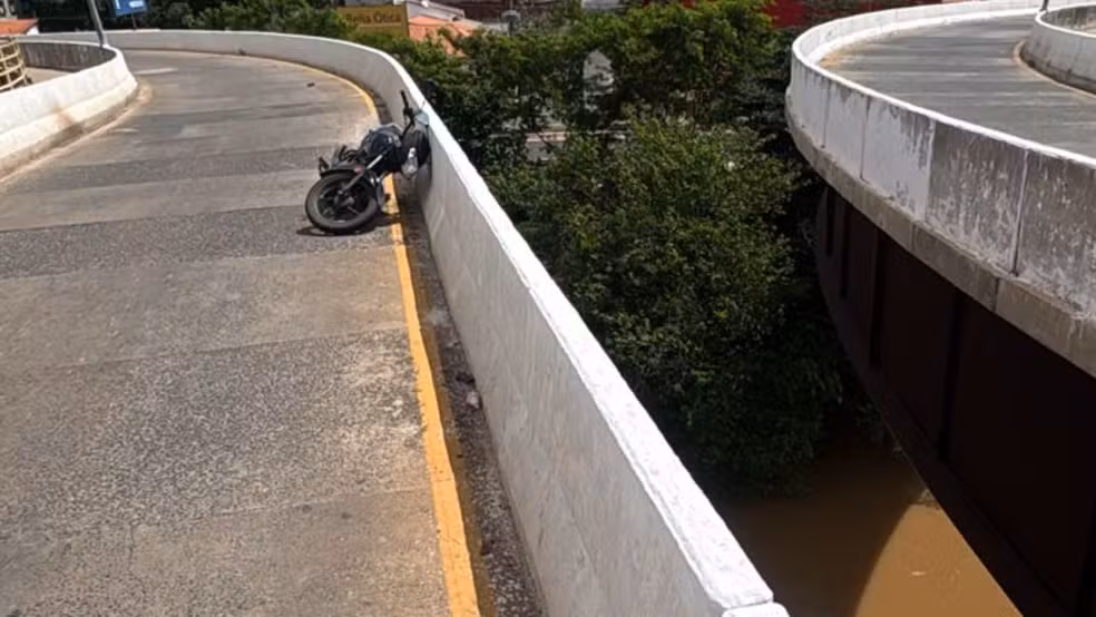 Motociclista desaparece após cair da Ponte da Amizade; corpo de bombeiros realizam buscas