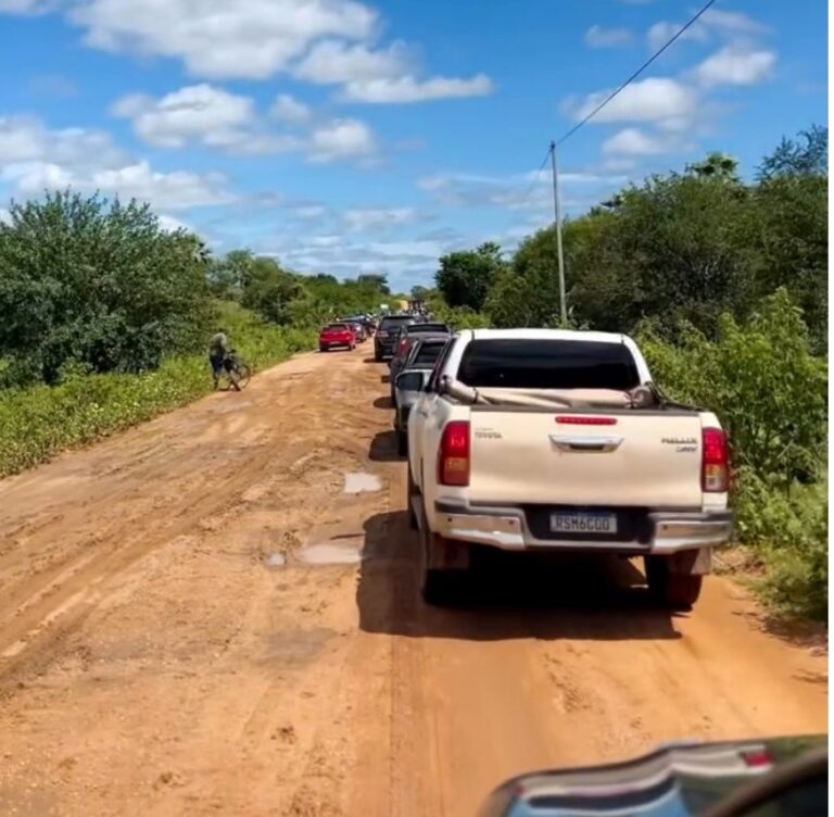 Moradores da região entre Itainópolis e Aroeiras do Itaim realizam manifestação por asfaltamento na BR-407