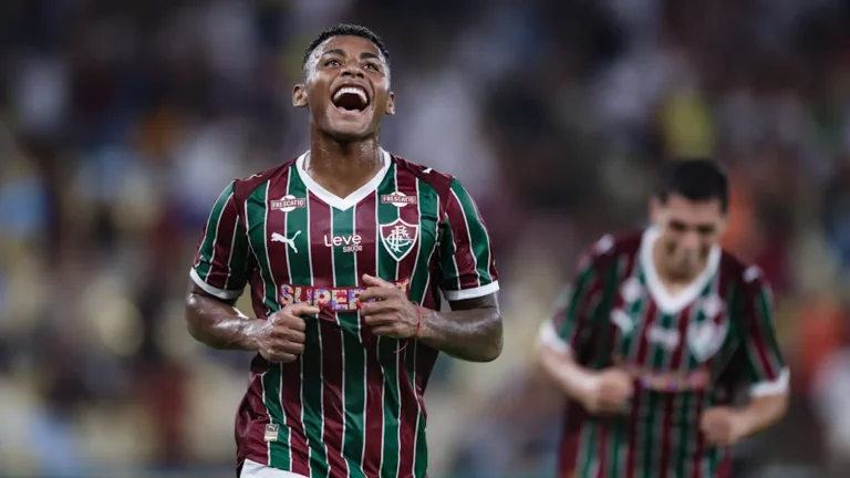 Fluminense vence Corinthians e assume vice-liderança do Campeonato Brasileiro