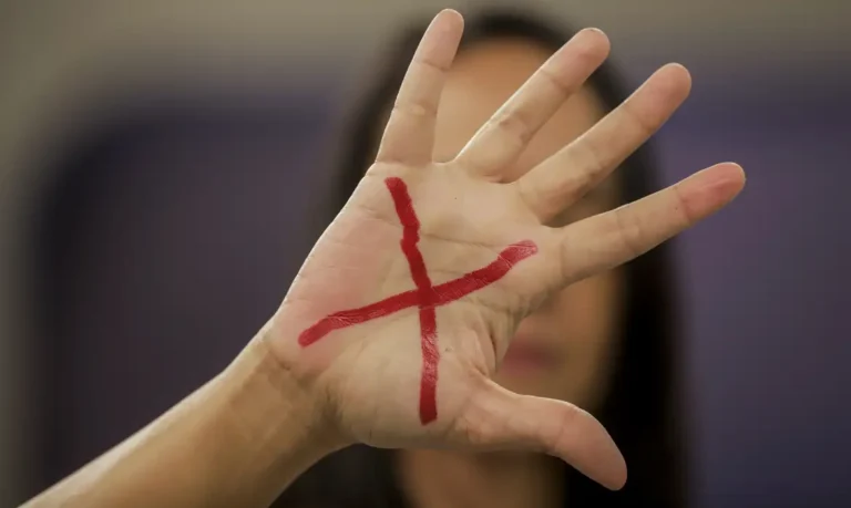 Audiência de jovem esfaqueada 30 vezes será realizada dia 15 de abril