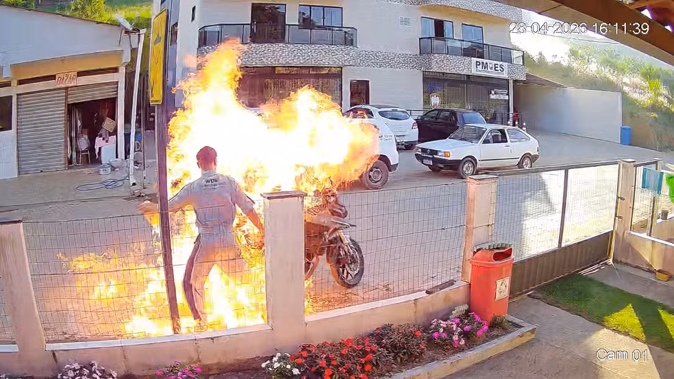 Homem incendeia a própria motocicleta após ser informado de que veículo seria apreendido