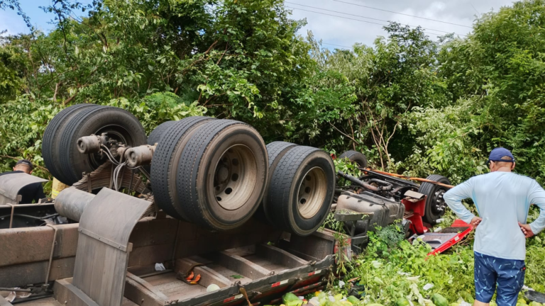 PRF encontra 41 “rebites” em caminhão que tombou no litoral do Piauí e deixou motorista morto e mulher gravemente ferida