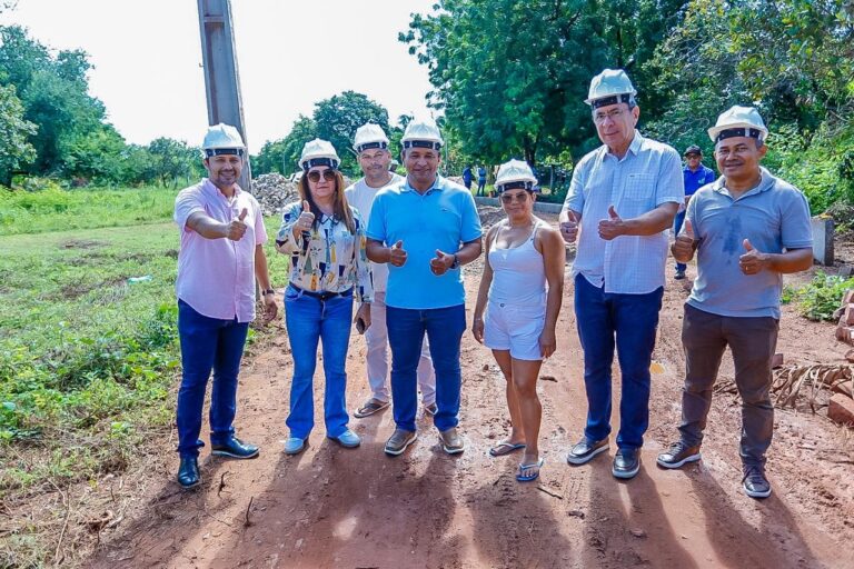 Fábio Abreu acompanha obra de calçamento na zona rural de União