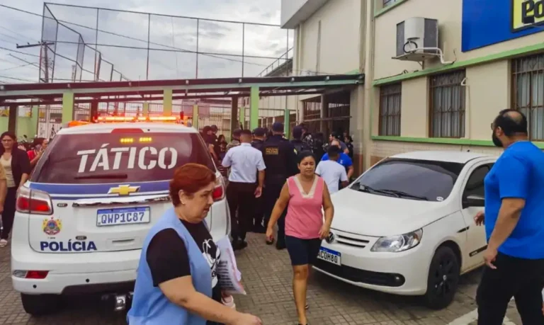 Adolescente de 13 anos invade escola e mata duas funcionárias a tiros