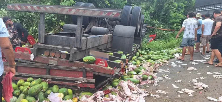 Motorista morre e passageira fica gravemente ferida após caminhão tombar no litoral do Piauí