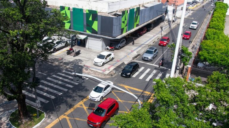 Avenida Frei Serafim é parcialmente interditada para instalação de semáforos com tecnologia de IA