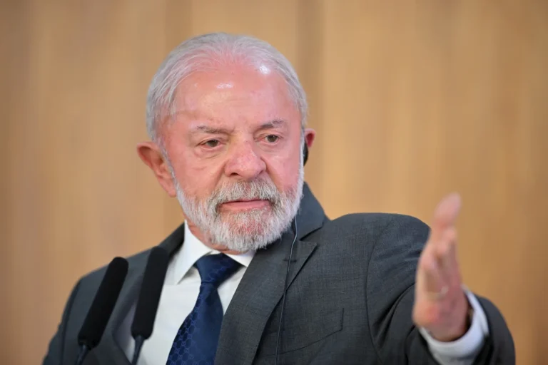 “Nós defendemos que a redução seja de uma vez”, diz Lula sobre fim da escala 6×1