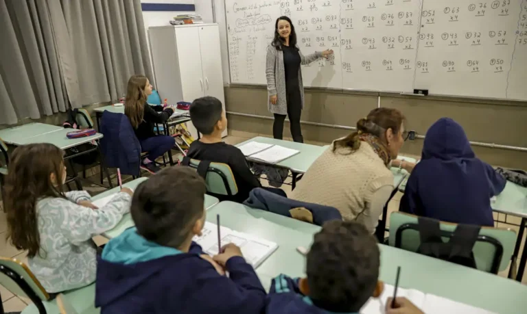Senado aprova reajuste e piso salarial dos professores sobe para R$ 5,1 mil