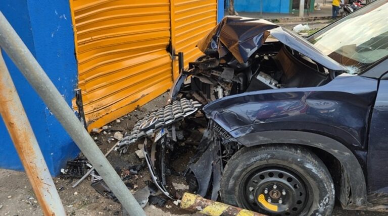 Idosa perde controle de carro e colide contra fachada de loja na zona Sul de Teresina