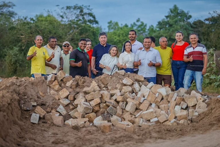 Obra viabilizada por Fábio Abreu leva pavimentação à zona rural de Água Branca