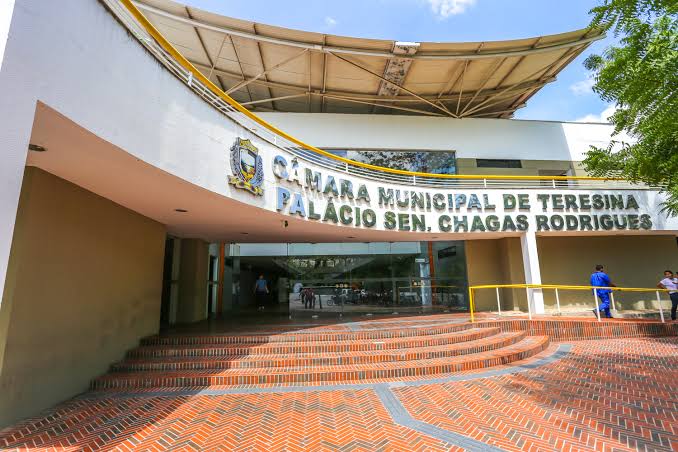 Câmara de Teresina aprova projeto que proíbe mulheres trans de usar banheiros femininos