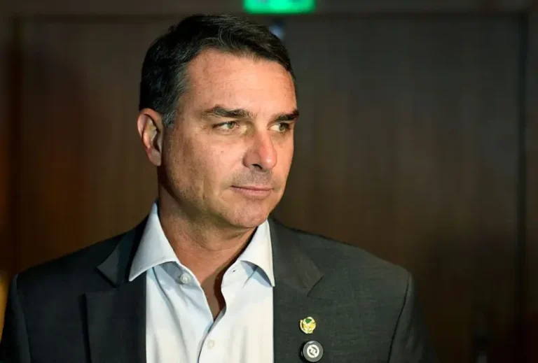 PF conclui que Flávio Bolsonaro cometeu calúnia contra Lula nas redes