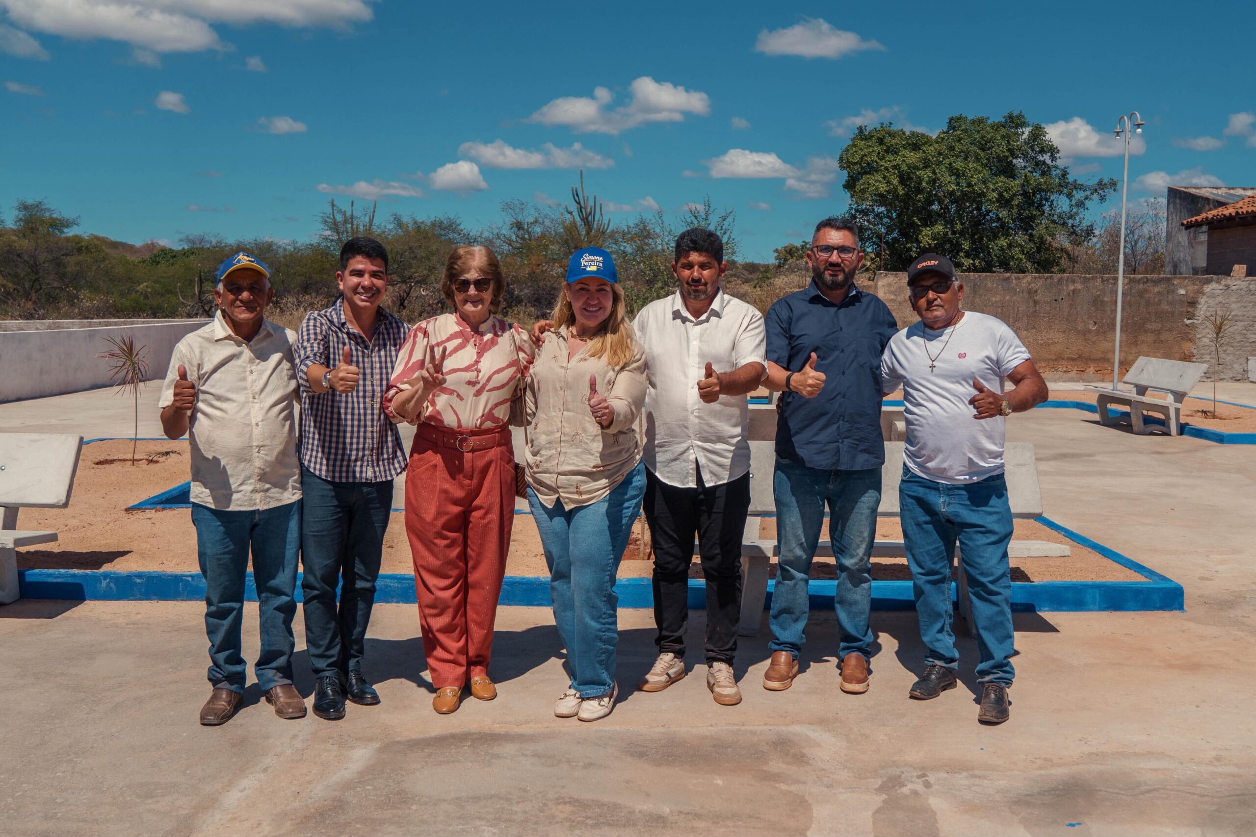 Simone Pereira inaugura praça no povoado Barra do Bonito em Dom Inocêncio