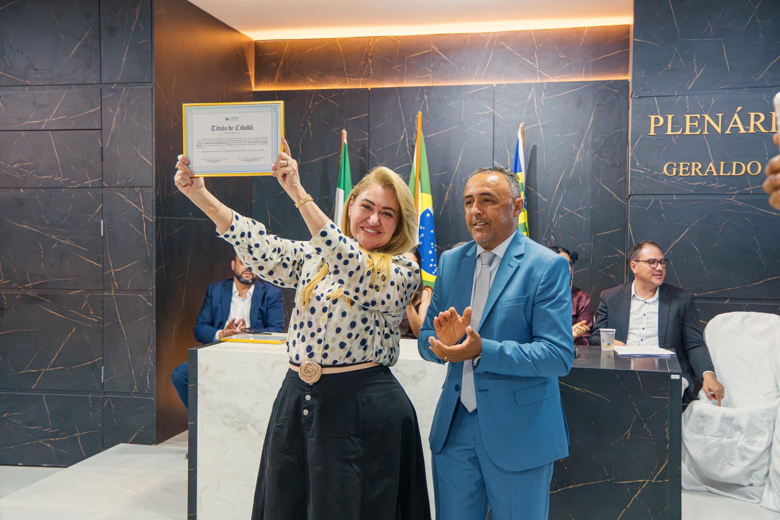 Simone Pereira recebe Título de Cidadã Inhumense em reconhecimento aos serviços prestados ao município