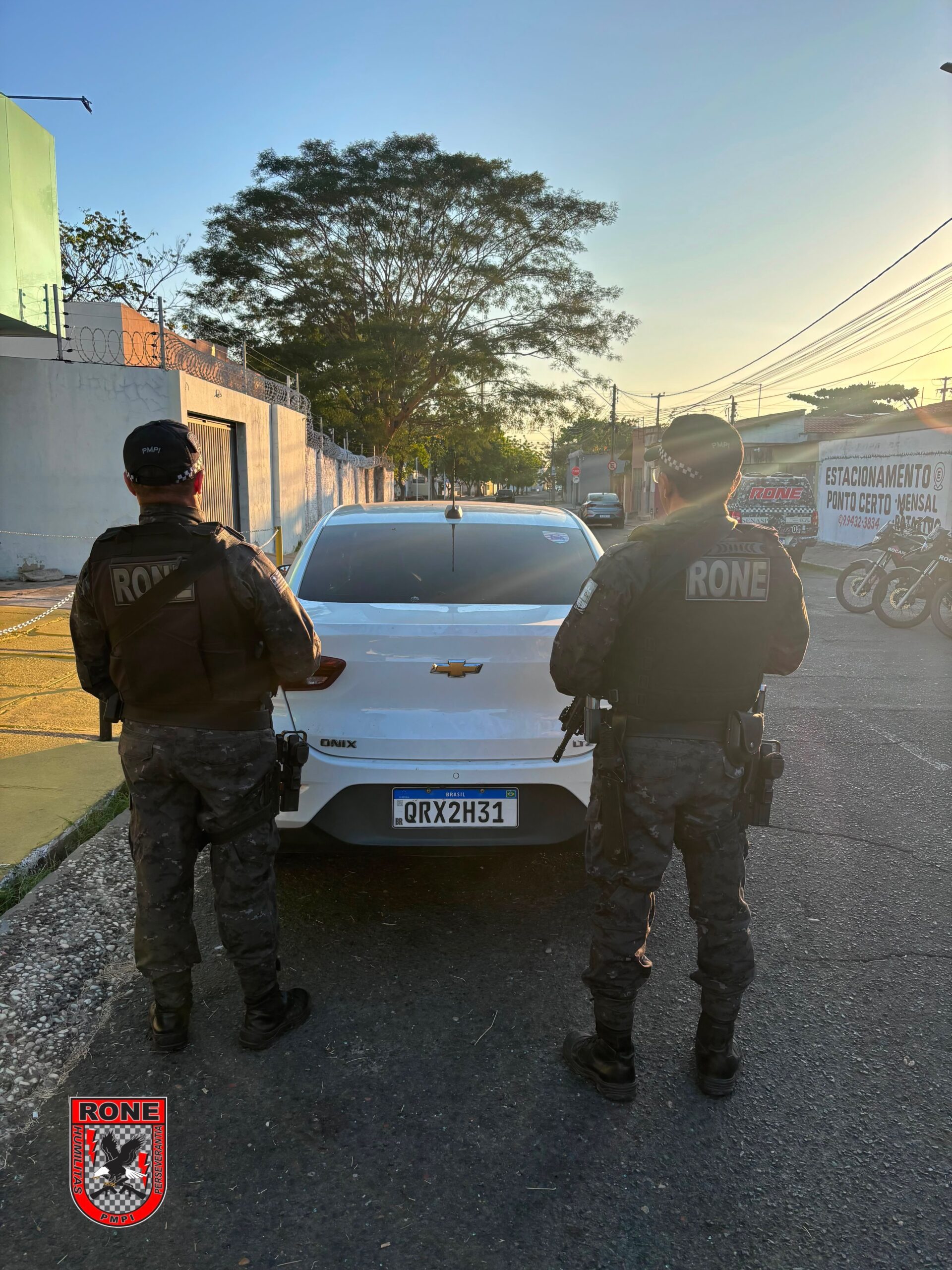 Operação da PM recupera veículo roubado e prende dois suspeitos em Teresina