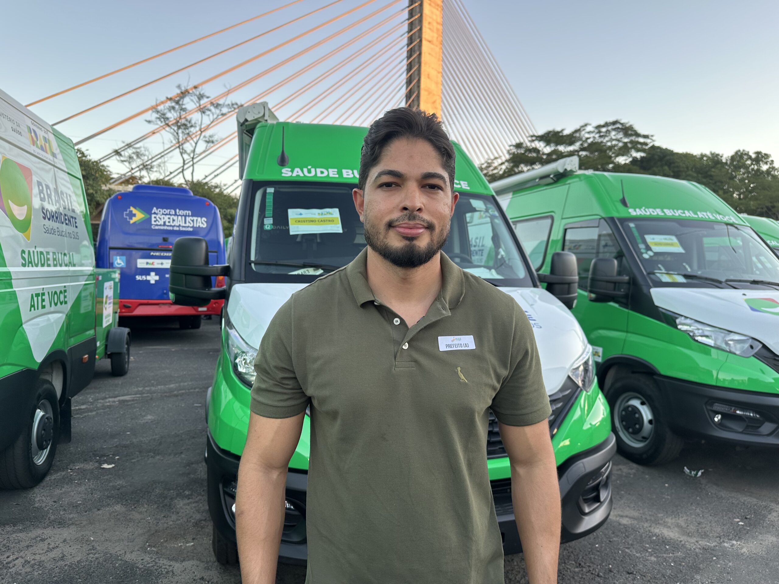 Saúde de Cristino Castro ganha reforço com entrega de Unidade Odontológica Móvel e micro-ônibus