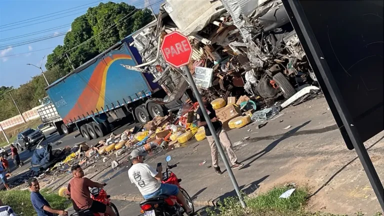 Colisão entre ônibus, caminhão e carreta deixa três feridos na BR-343 em Água Branca