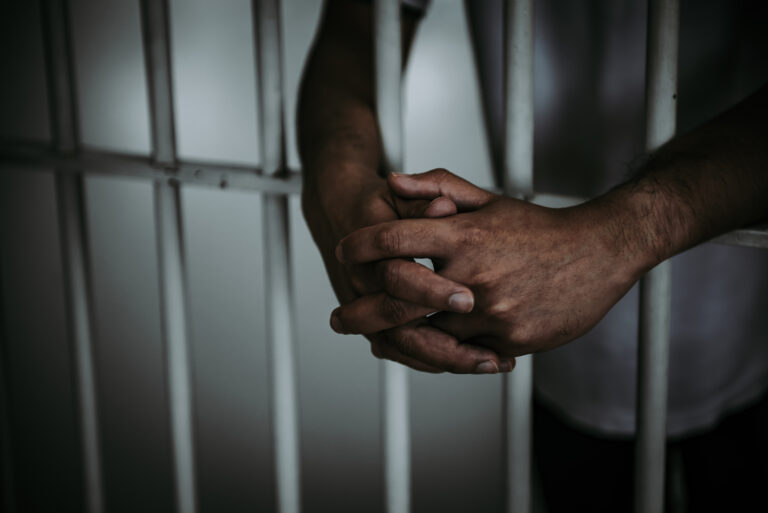 Homem que tentou matar ex-companheira na frente das filhas é condenado a 15 anos de prisão
