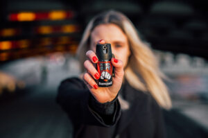 Agora é lei: mulheres poderão comprar e portar spray de pimenta para defesa pessoal