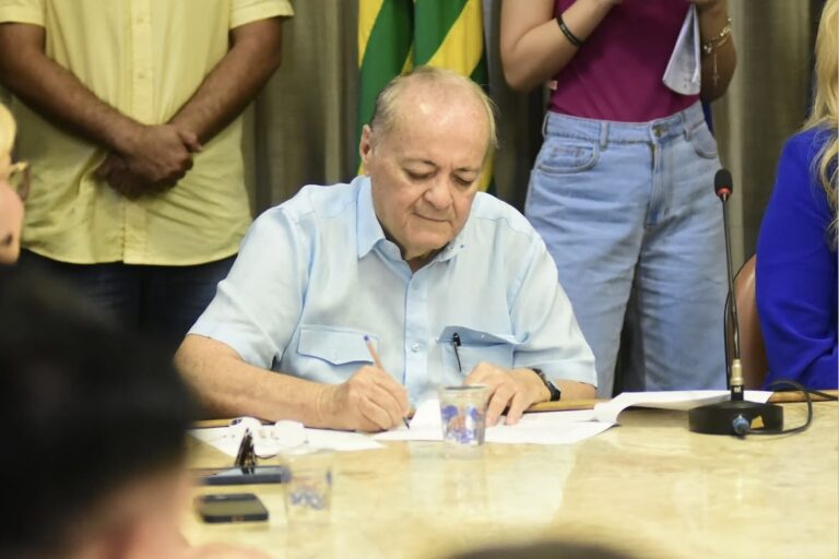Sílvio Mendes sanciona lei que proíbe mulheres trans de usarem banheiros femininos em Teresina