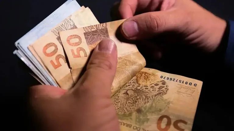 Salário mínimo deverá subir para R$ 1.741 em 2027
