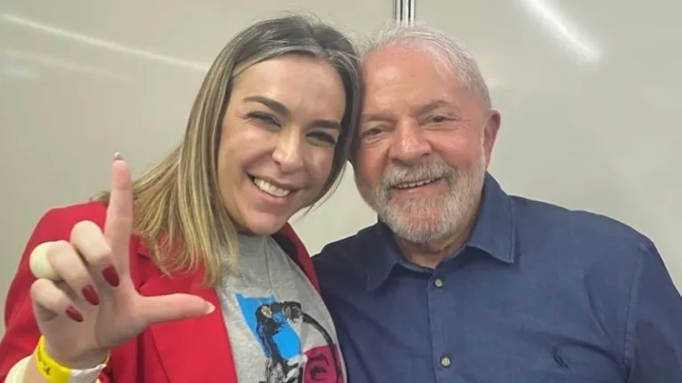 Após Lula negar conhecer lobista, Flávio Bolsonaro publica imagens dos dois juntos 