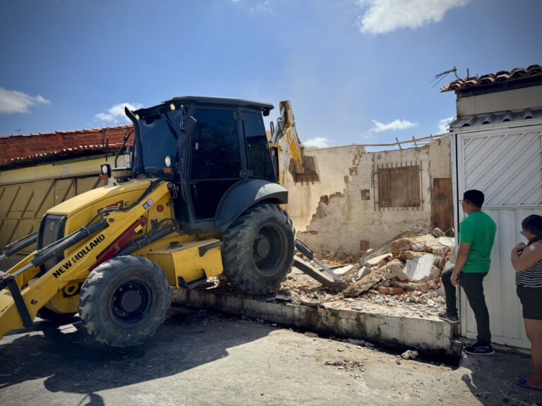 Casa que acumulava 40 toneladas de lixo é demolida pela Prefeitura de Teresina