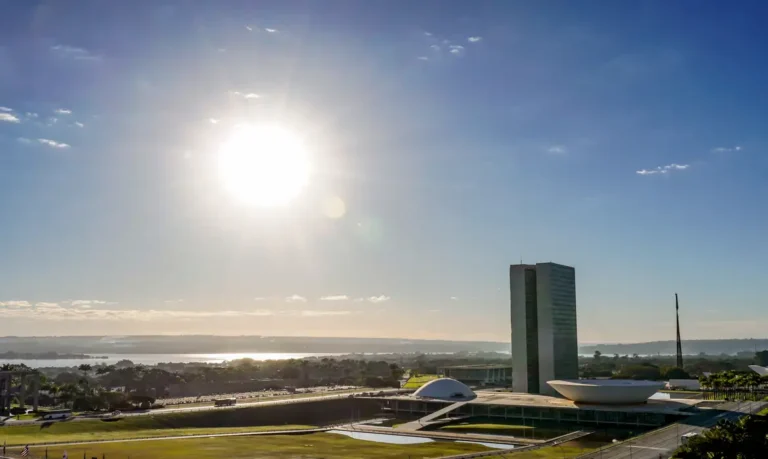 Deputados voltam das férias e retomam promessa de votar no fim da escala 6×1
