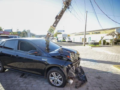 Casal abandona carro após derrubar poste em acidente na zona Sudeste de Teresina