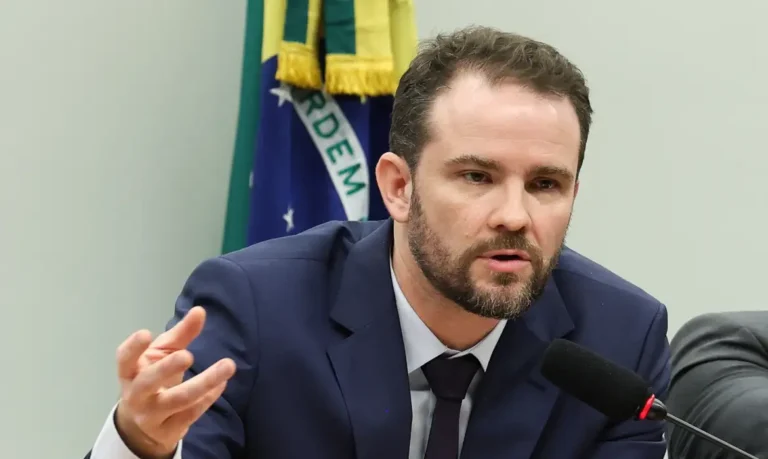 “Governo não gasta mais do que arrecada”, diz ministro da Fazenda sobre alta da dívida pública