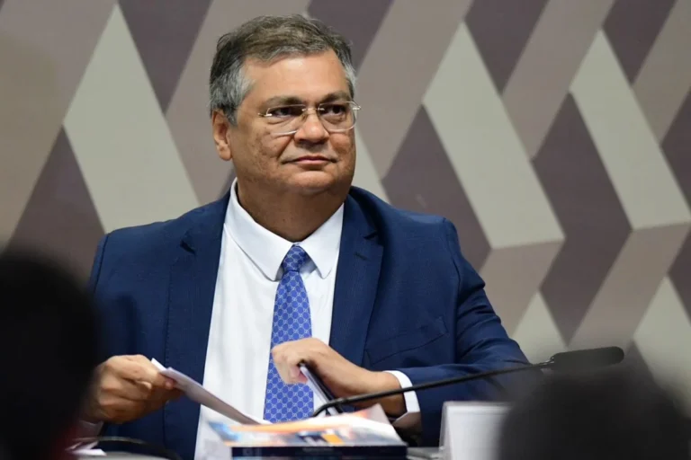 Flávio Dino pede vista e STF suspende julgamento da lei que proíbe jogos de azar