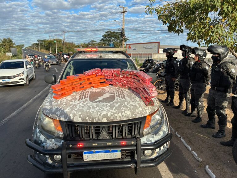 Dupla abandona carro após acidente e PM apreende 37 tabletes de drogas dentro do veículo