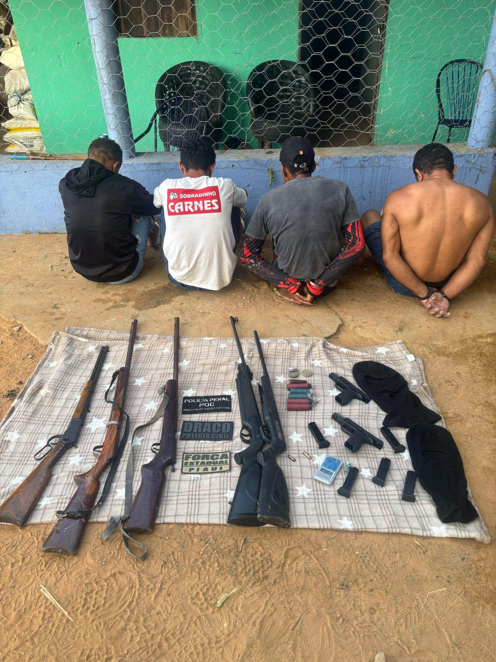 Quatro pessoas são presas suspeitas de tráfico de drogas e porte ilegal de arma no Piauí