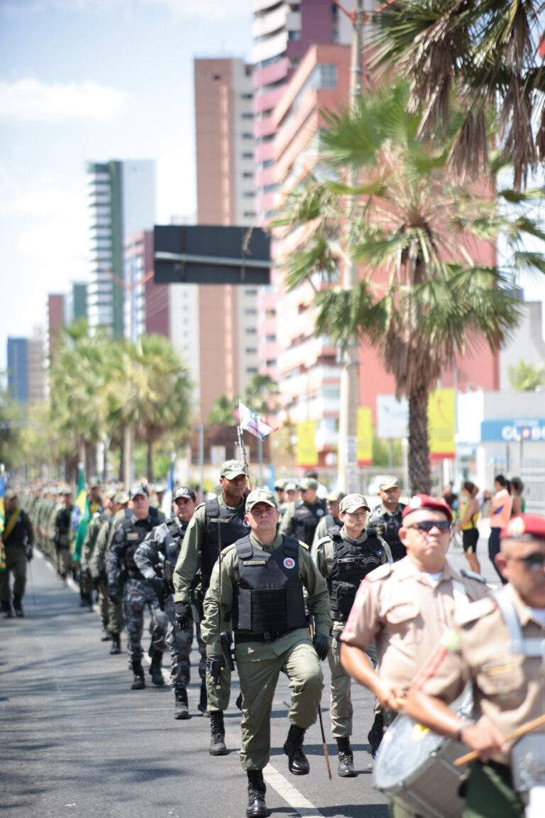 Desfile de 7 de Setembro reúne 40 mil pessoas em Teresina sem presença de Rafael Fonteles e Silvio Mendes
