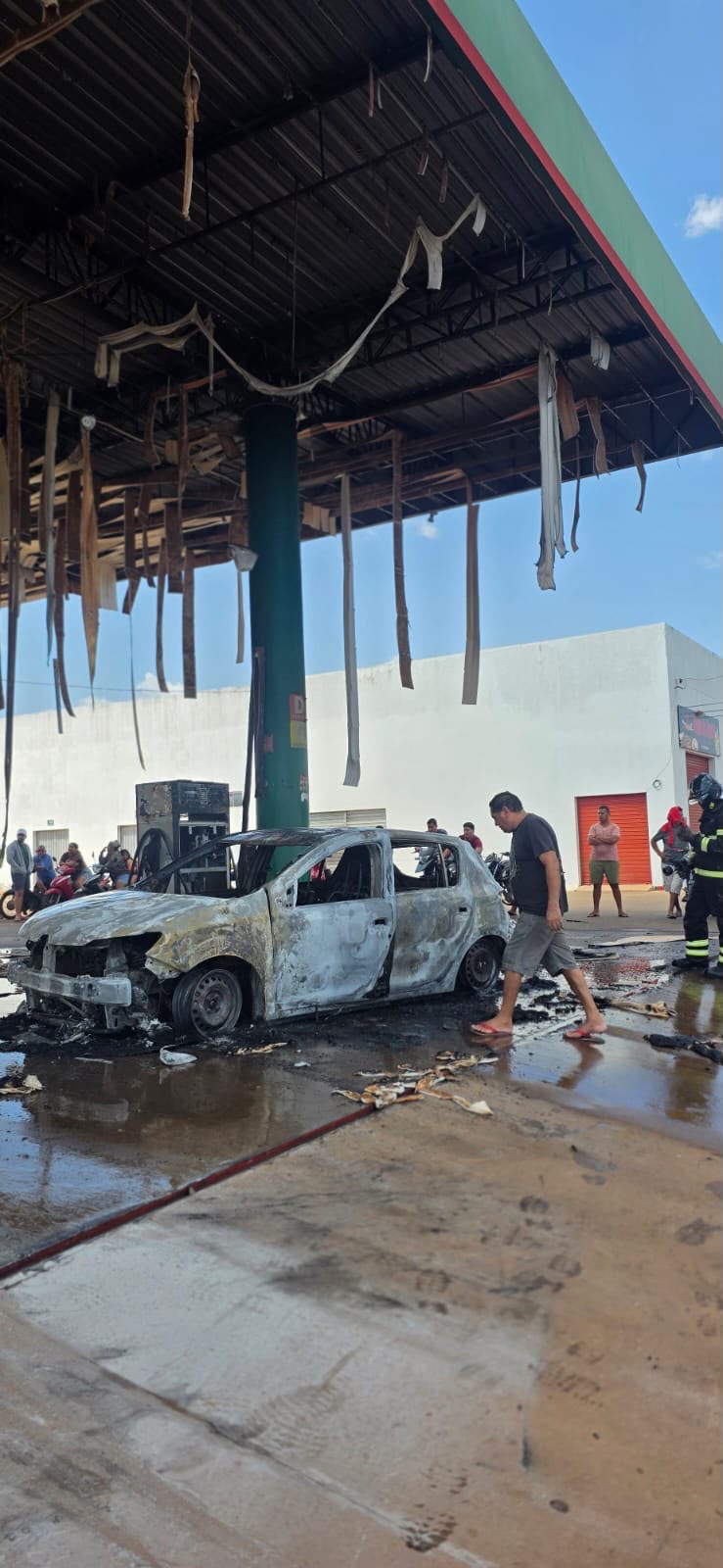 Carro pega fogo durante abastecimento em posto de combustíveis em Esperantina