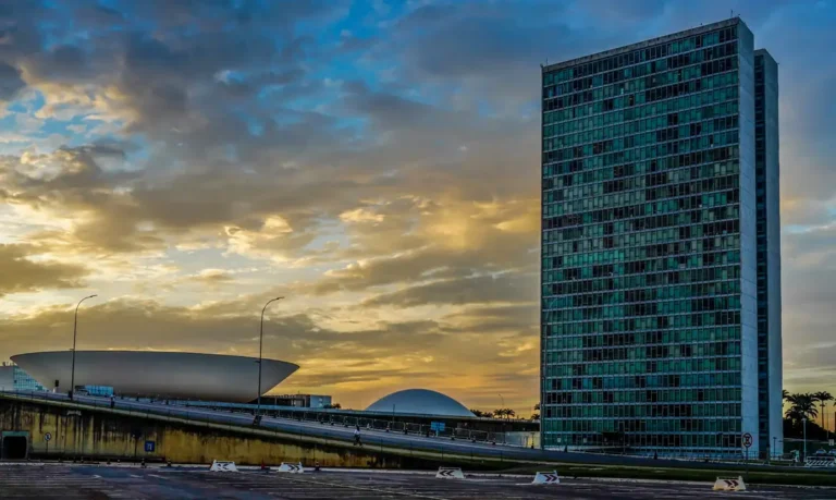 Fim da escala 6×1 é adiado no Senado e votação fica para depois das eleições