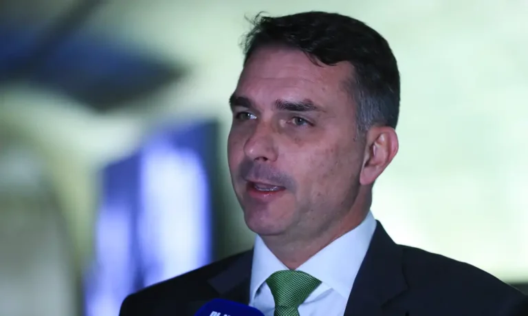 STF vai investigar Flávio Bolsonaro por supostos crimes no financiamento de filme sobre o pai