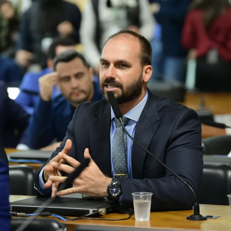 Eduardo Bolsonaro é demitido da Polícia Federal por abandono de cargo