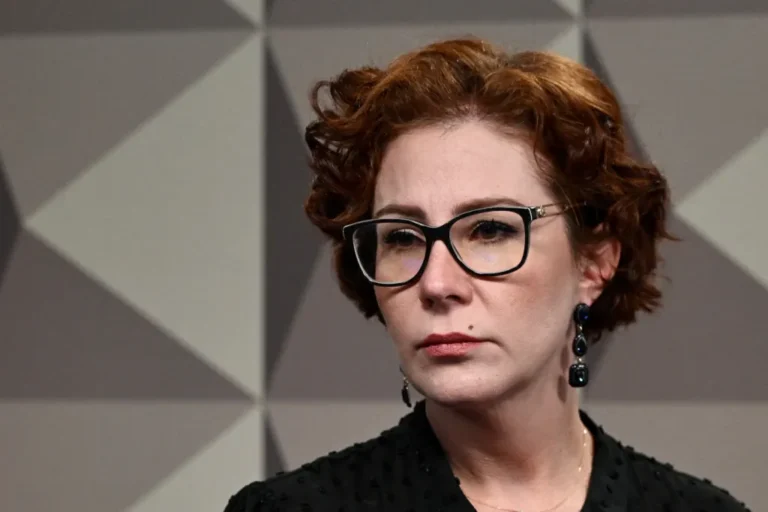 Carla Zambelli pede salvo-conduto ao STF para voltar ao Brasil e votar na própria mãe