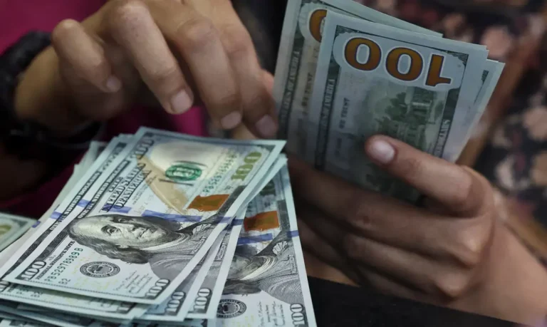 Dólar sobe para R$ 5,22 e atinge maior nível desde março